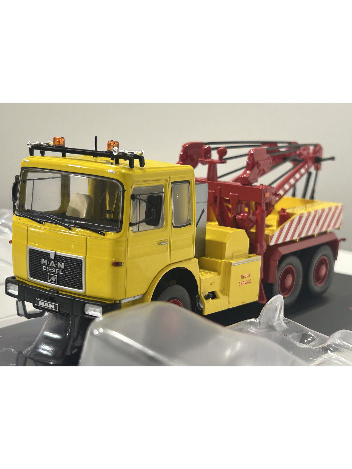 MAN F8 26.281 1970s – IXO Models 1:43 –  clásico europeo versión Grúa de Rescate 2