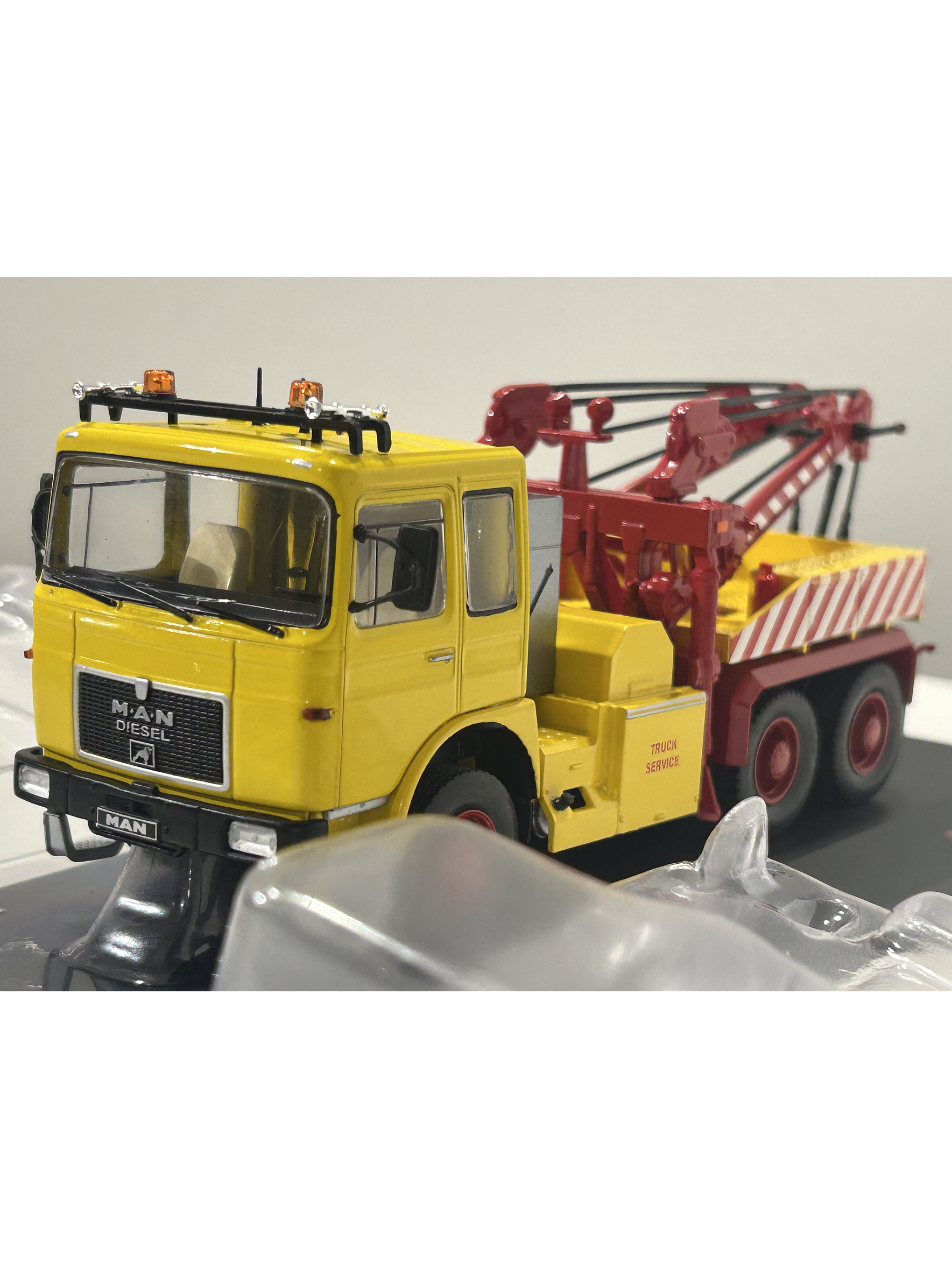 MAN F8 26.281 1970s – IXO Models 1:43 –  clásico europeo versión Grúa de Rescate 2