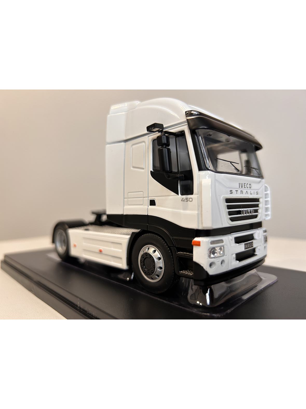 Camión Iveco Stralis 2012 | IXO Models 1:43 – Innovación y potencia en la ruta 3