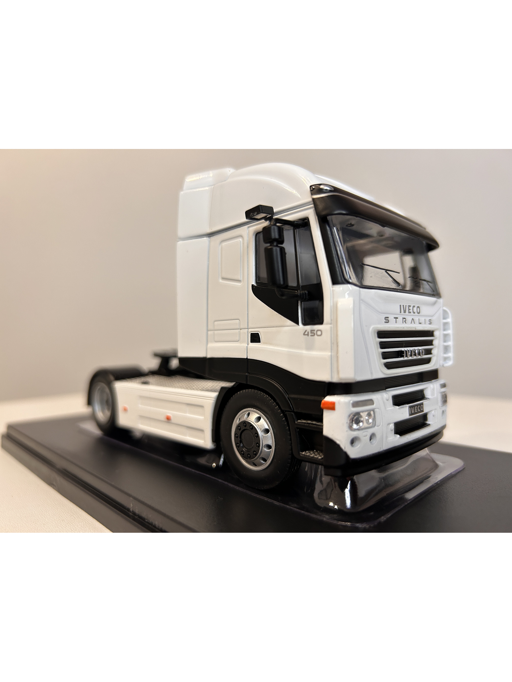 Camión Iveco Stralis 2012 | IXO Models 1:43 – Innovación y potencia en la ruta 3