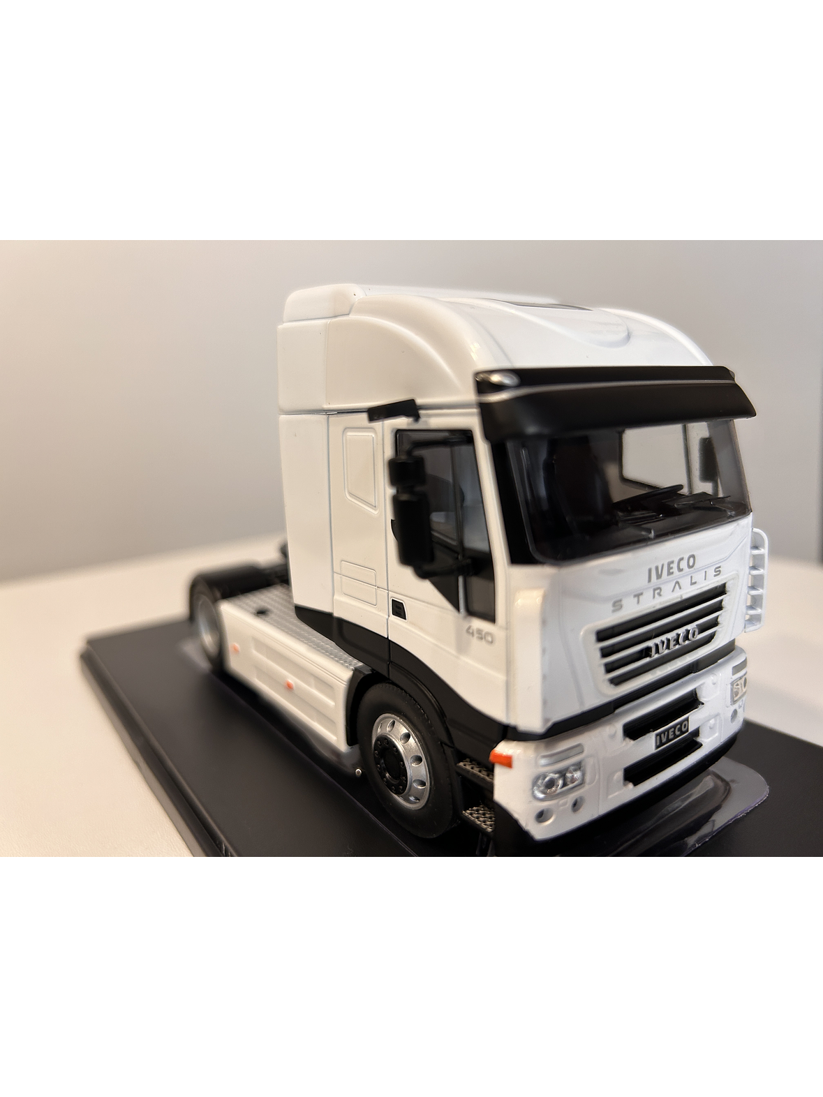 Camión Iveco Stralis 2012 | IXO Models 1:43 – Innovación y potencia en la ruta 9