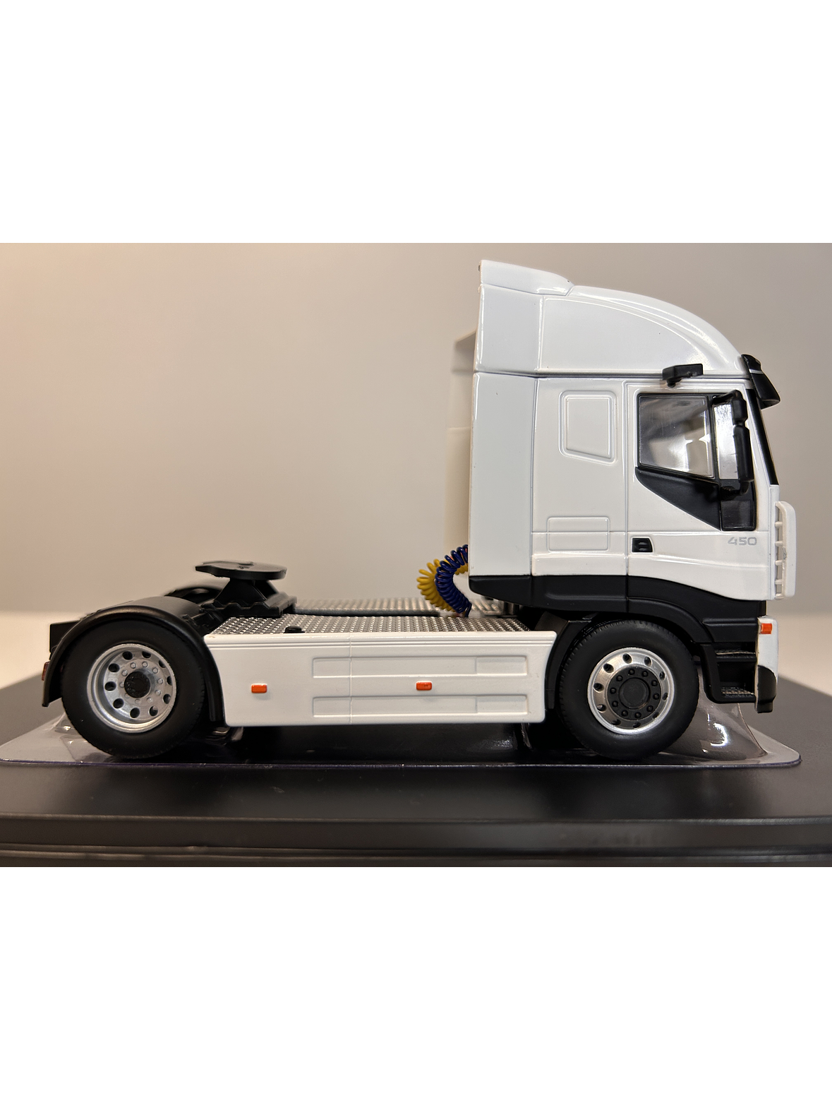 Camión Iveco Stralis 2012 | IXO Models 1:43 – Innovación y potencia en la ruta 4