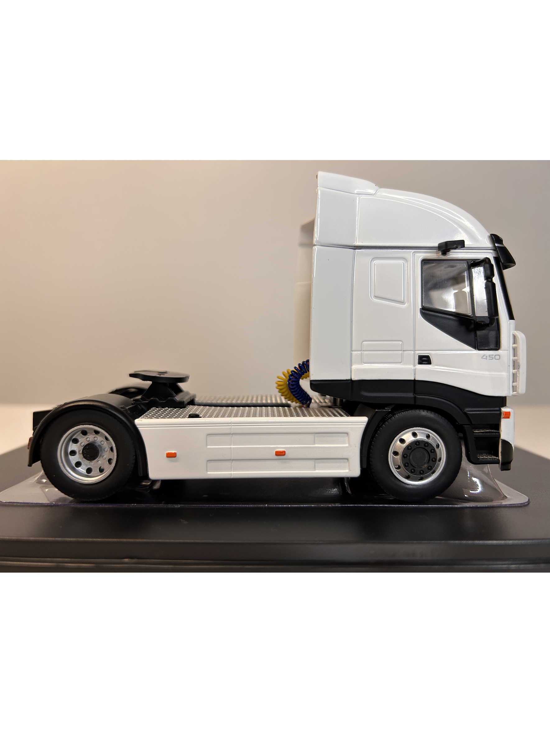 Camión Iveco Stralis 2012 | IXO Models 1:43 – Innovación y potencia en la ruta 4