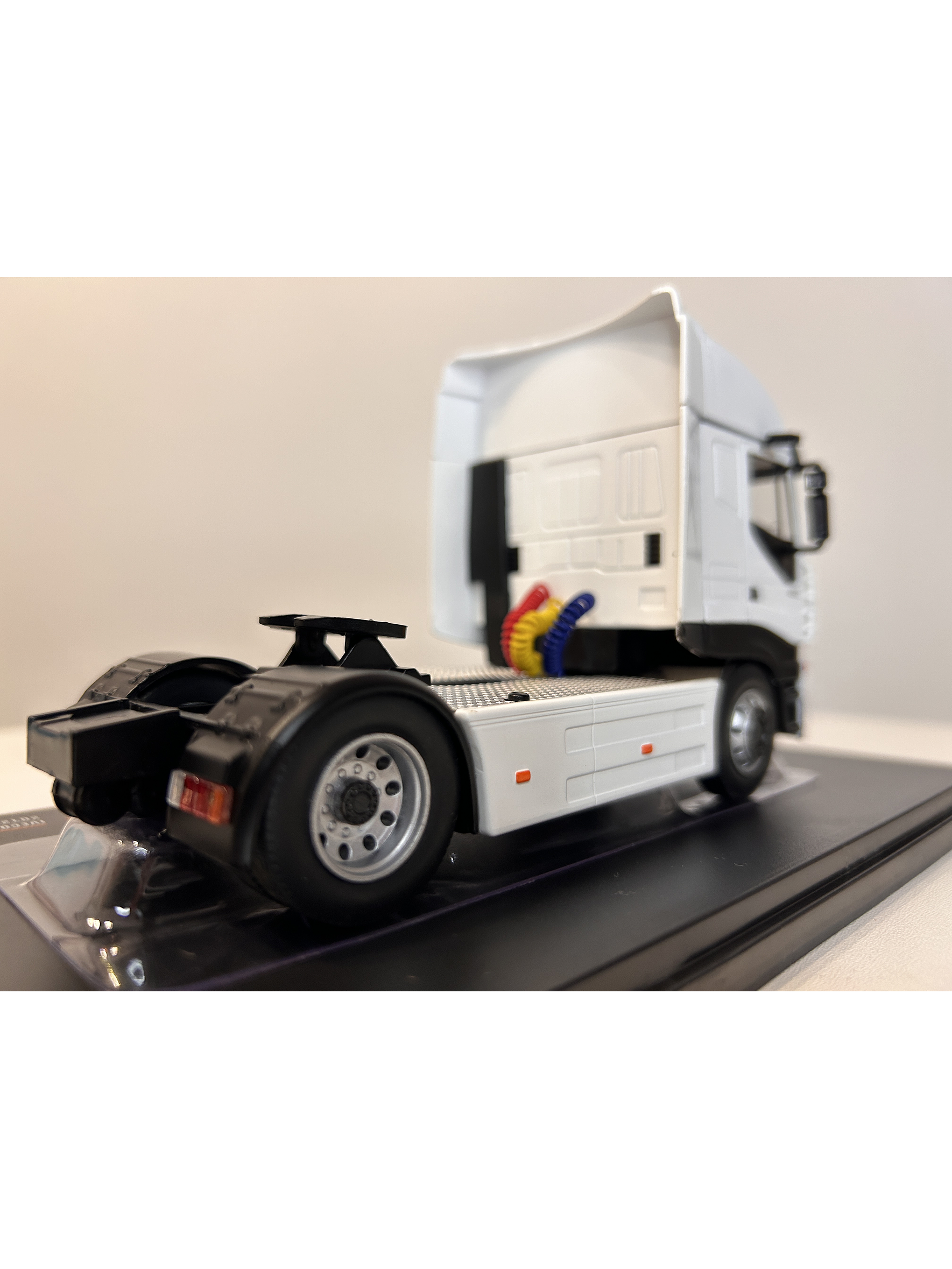Camión Iveco Stralis 2012 | IXO Models 1:43 – Innovación y potencia en la ruta 5