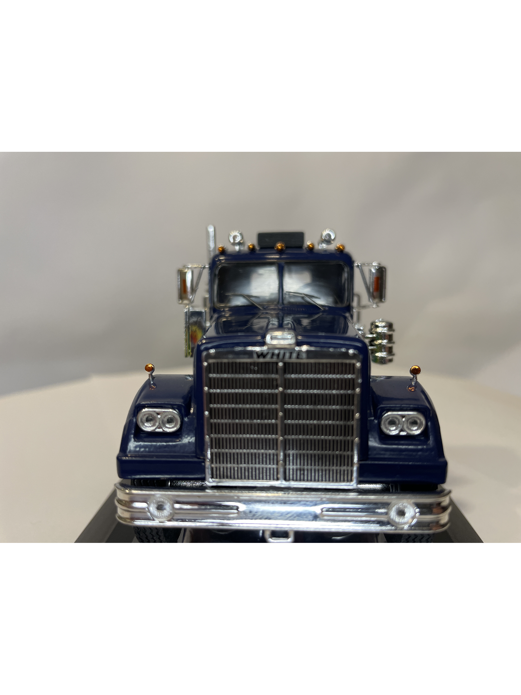 White / Western Star 4864 1970 – IXO Models 1:43 – Clásico Americano Azul Profundo 2