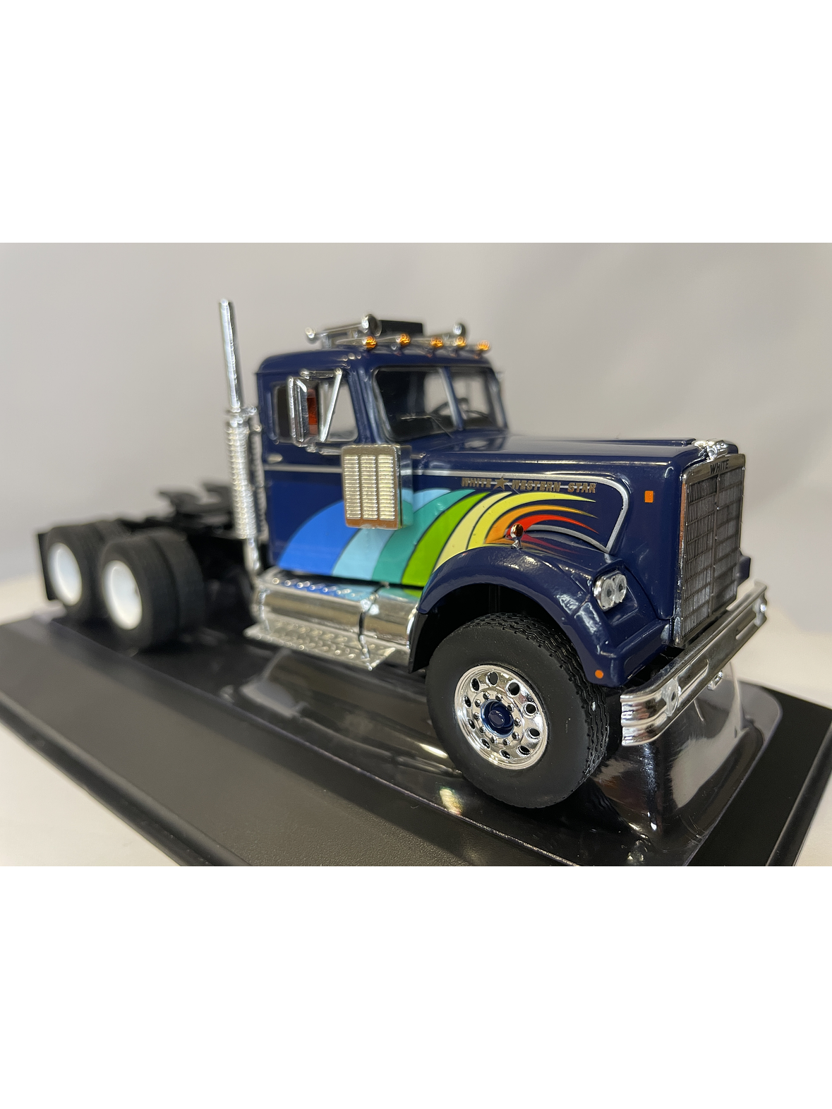 White / Western Star 4864 1970 – IXO Models 1:43 – Clásico Americano Azul Profundo 9