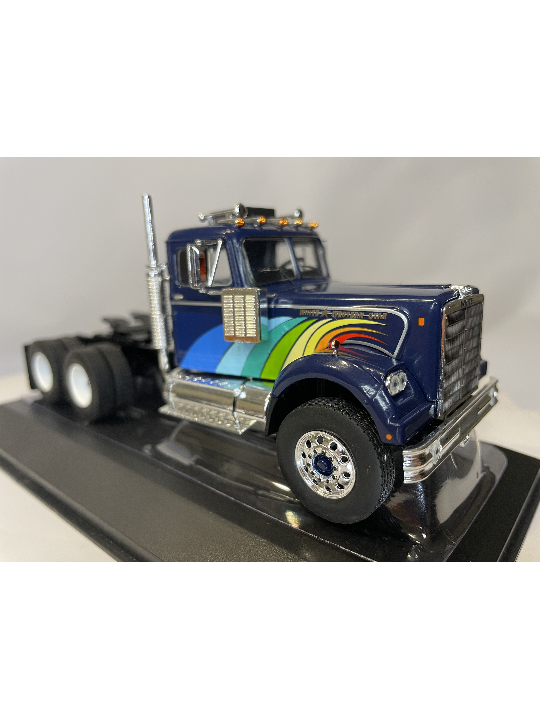 White / Western Star 4864 1970 – IXO Models 1:43 – Clásico Americano Azul Profundo 9