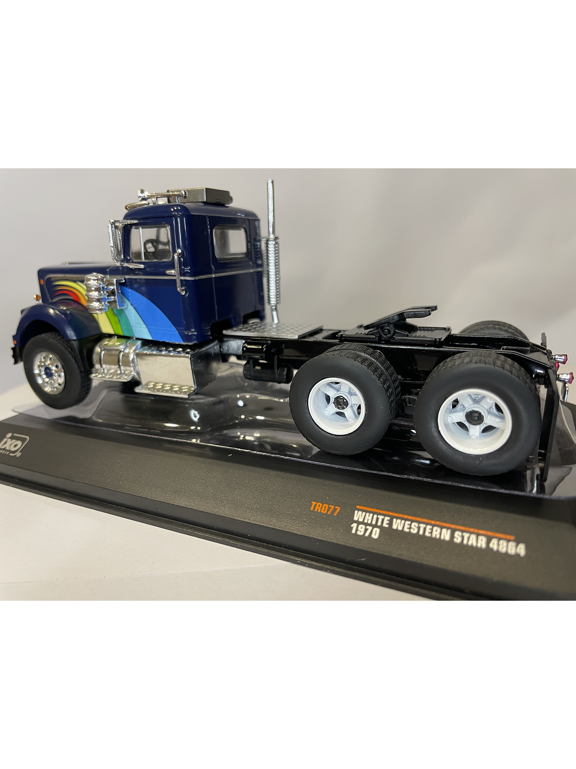 White / Western Star 4864 1970 – IXO Models 1:43 – Clásico Americano Azul Profundo 7