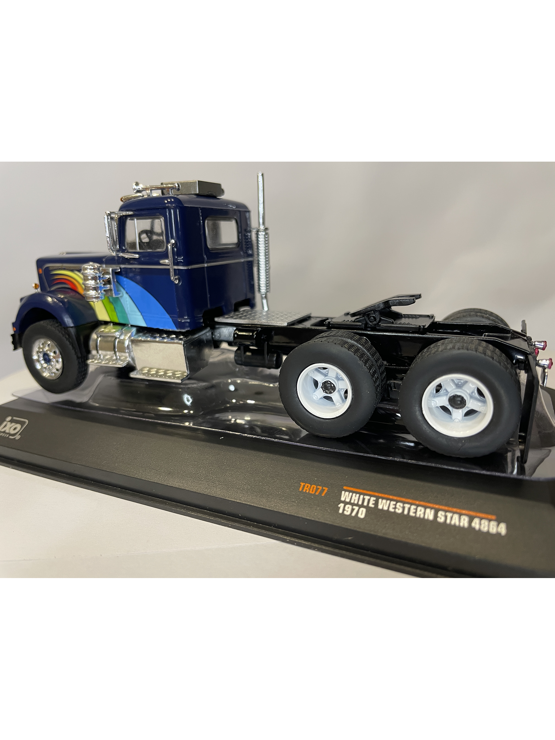 White / Western Star 4864 1970 – IXO Models 1:43 – Clásico Americano Azul Profundo 7