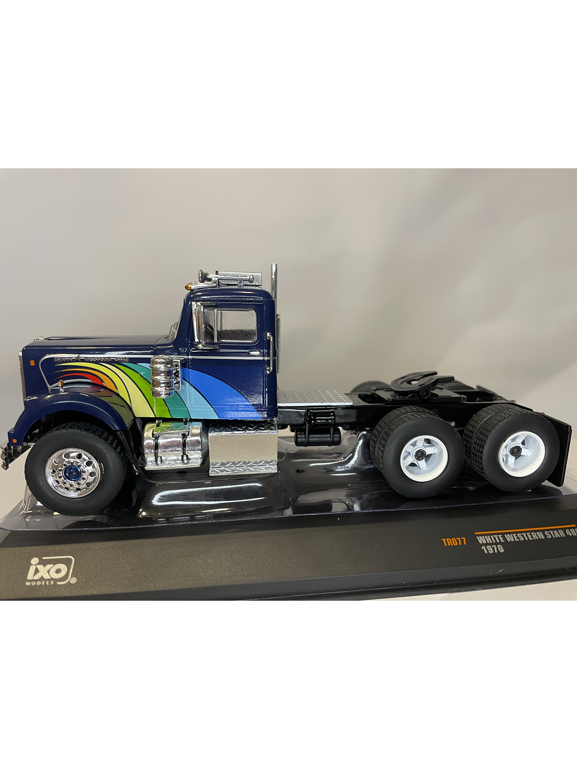 White / Western Star 4864 1970 – IXO Models 1:43 – Clásico Americano Azul Profundo 8