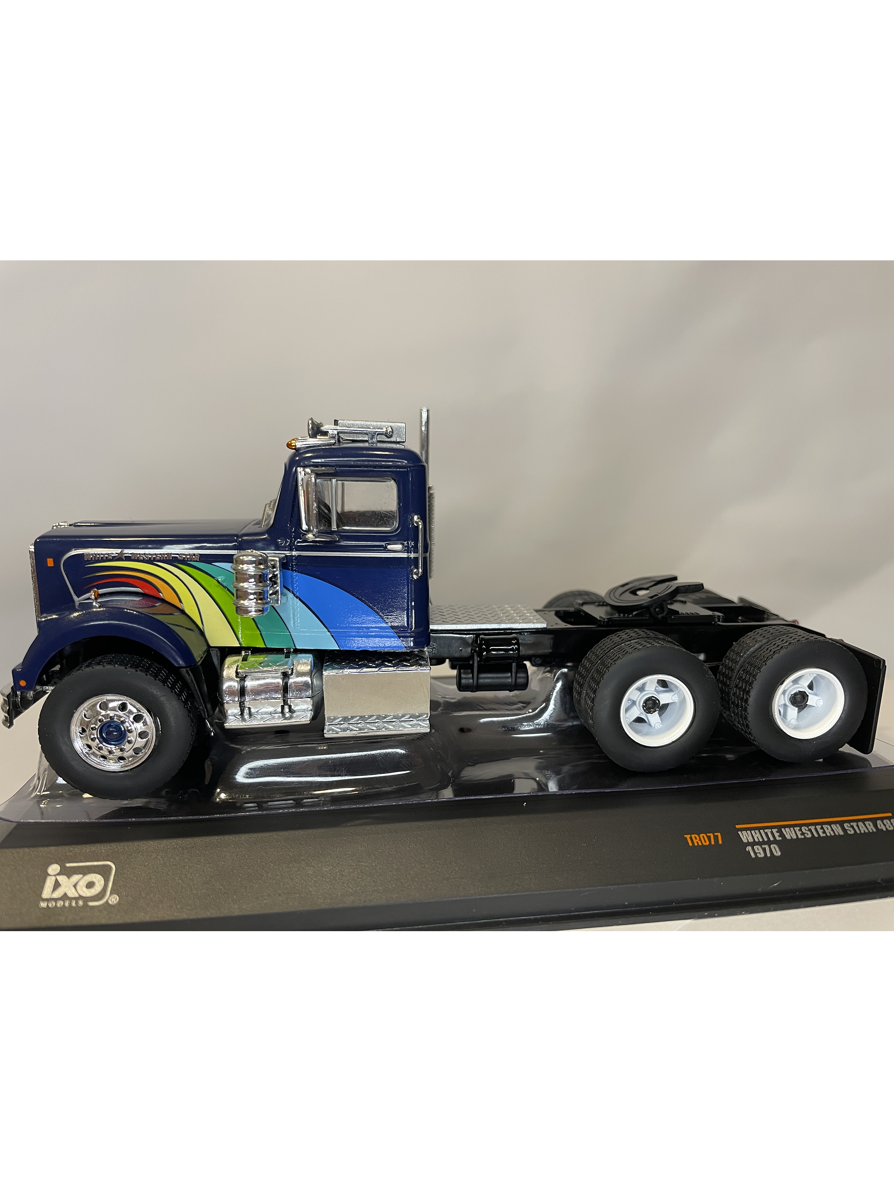 White / Western Star 4864 1970 – IXO Models 1:43 – Clásico Americano Azul Profundo 8