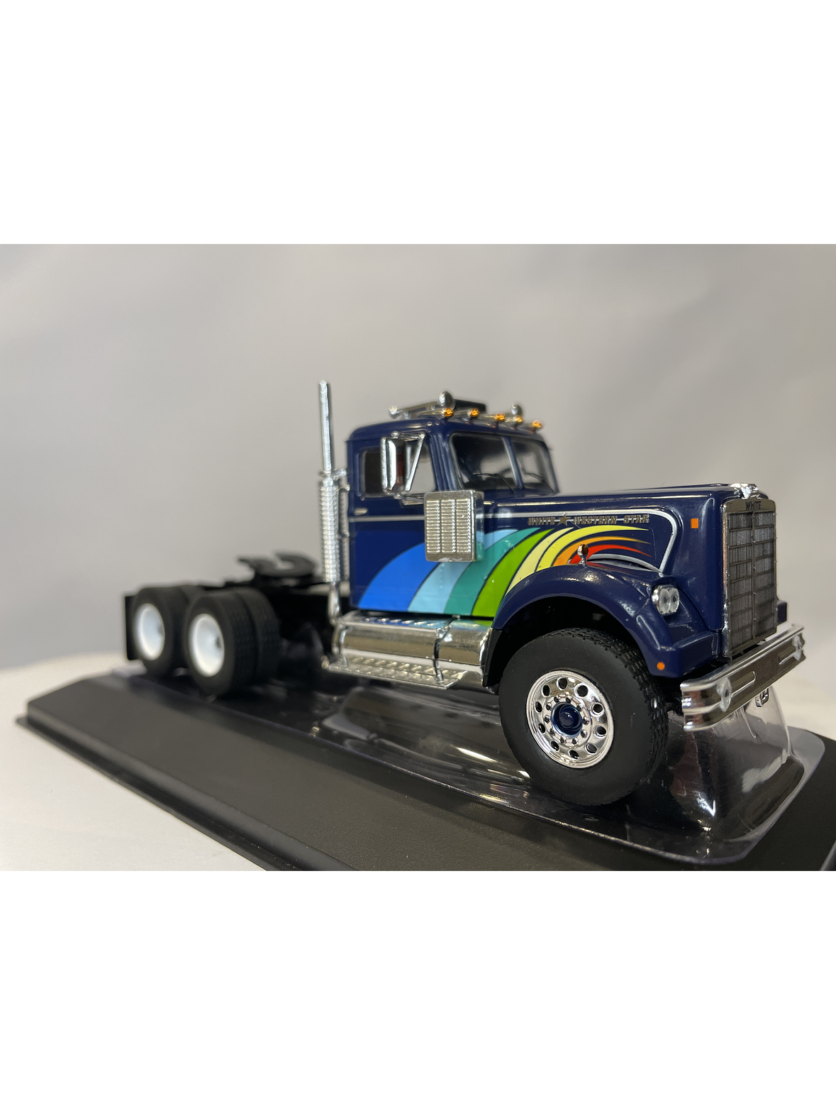 White / Western Star 4864 1970 – IXO Models 1:43 – Clásico Americano Azul Profundo 3