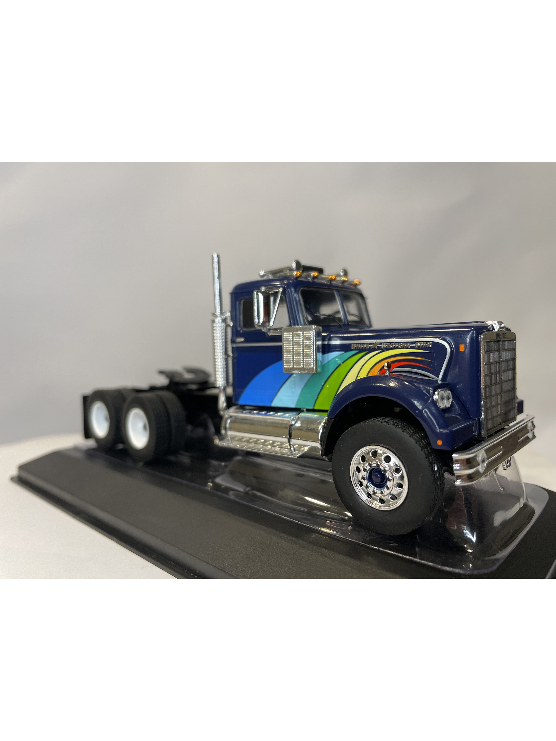 White / Western Star 4864 1970 – IXO Models 1:43 – Clásico Americano Azul Profundo 3