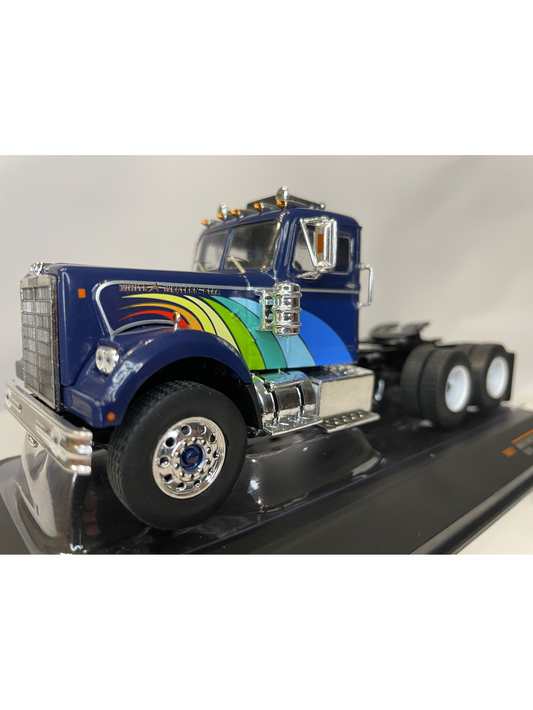 White / Western Star 4864 1970 – IXO Models 1:43 – Clásico Americano Azul Profundo 1