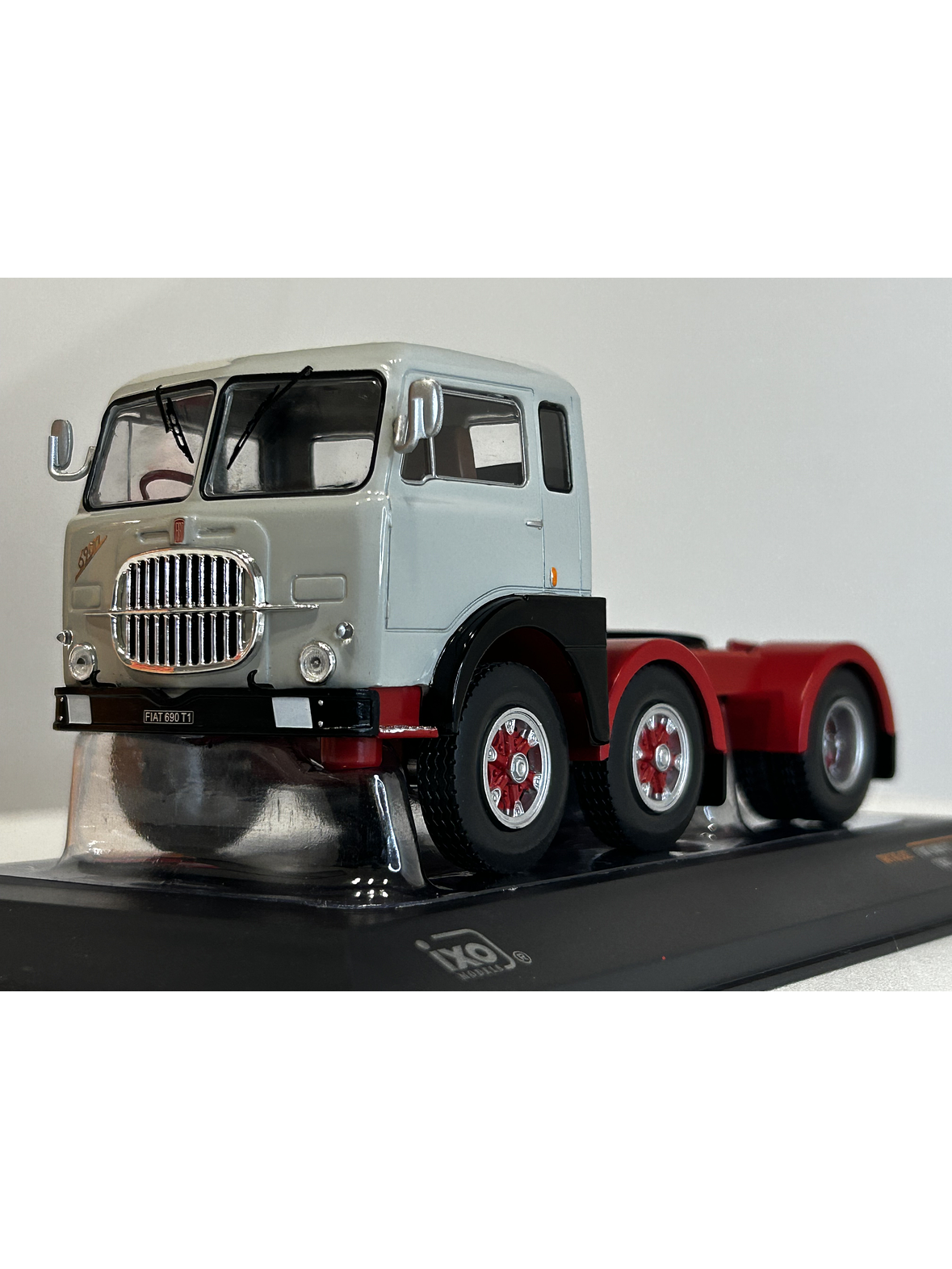 Camión Fiat 690 T1 1961 | IXO Models 1:43 – Clásico europeo de los años 60 1
