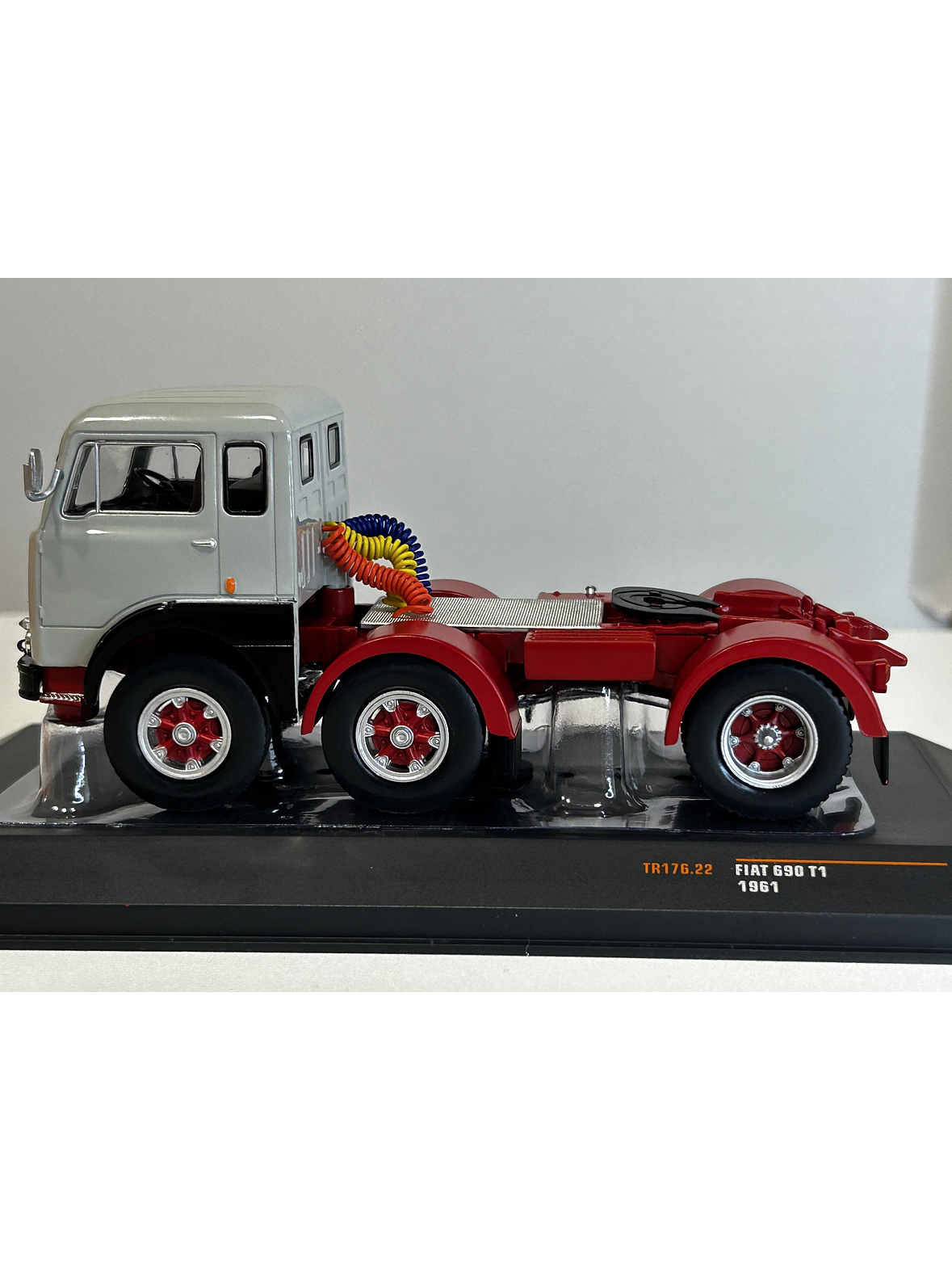 Camión Fiat 690 T1 1961 | IXO Models 1:43 – Clásico europeo de los años 60 7