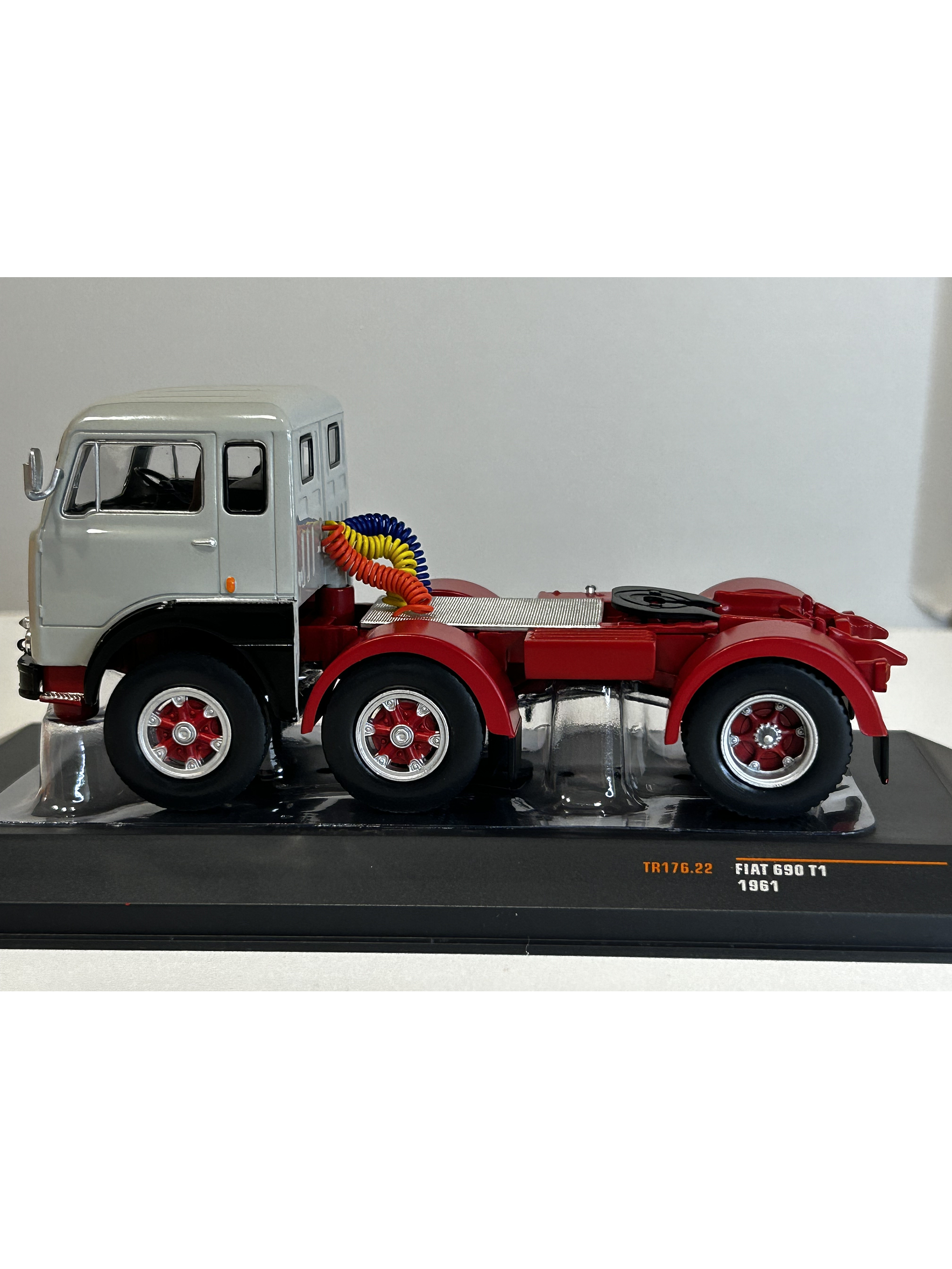 Camión Fiat 690 T1 1961 | IXO Models 1:43 – Clásico europeo de los años 60 7