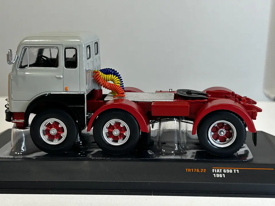 Camión Fiat 690 T1 1961 | IXO 1:43 Coleccionable 7