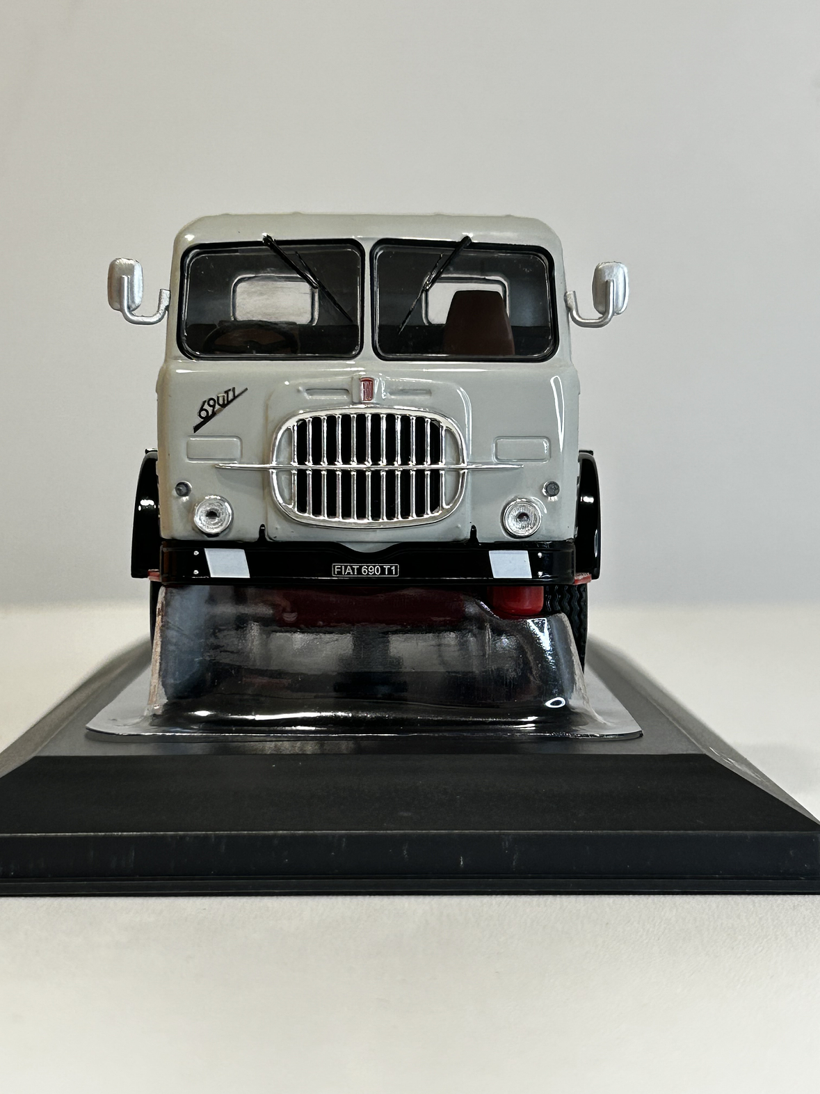 Camión Fiat 690 T1 1961 | IXO Models 1:43 – Clásico europeo de los años 60 2