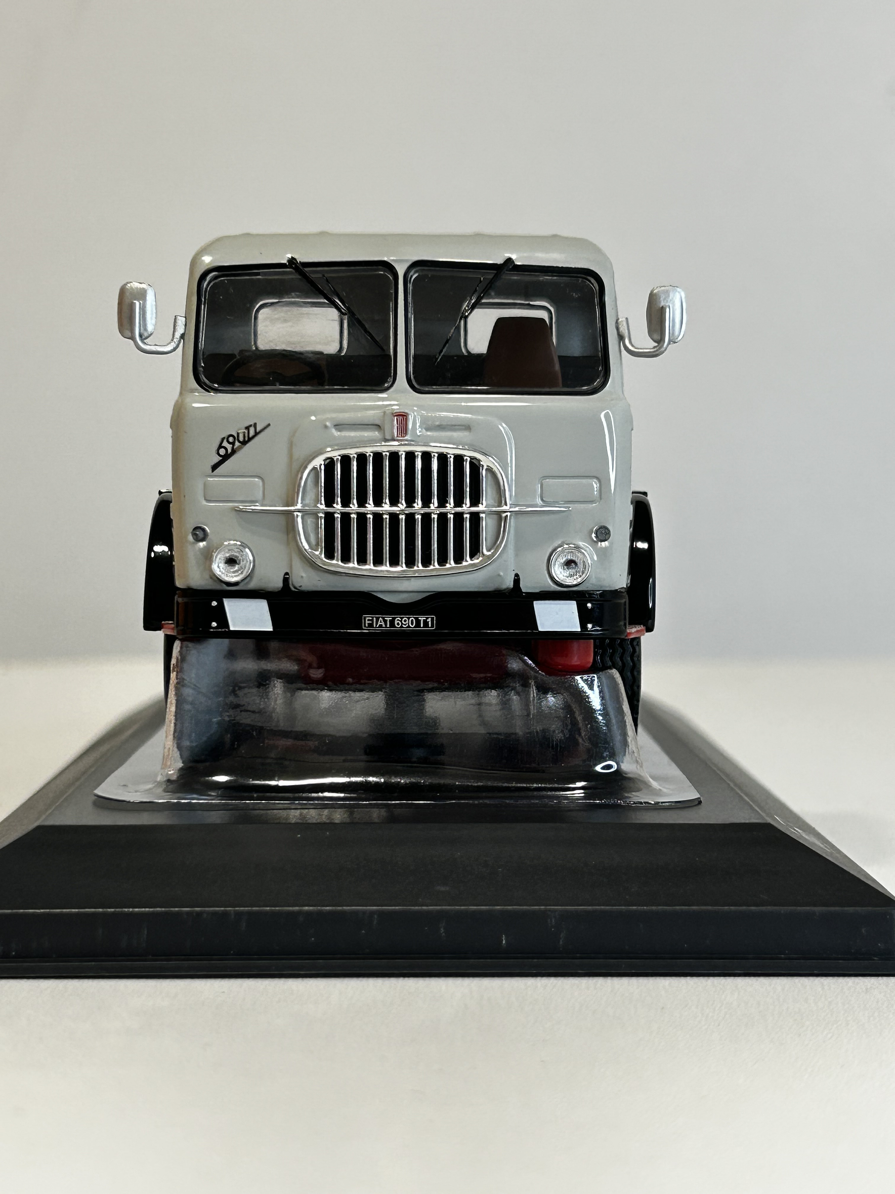 Camión Fiat 690 T1 1961 | IXO Models 1:43 – Clásico europeo de los años 60 2