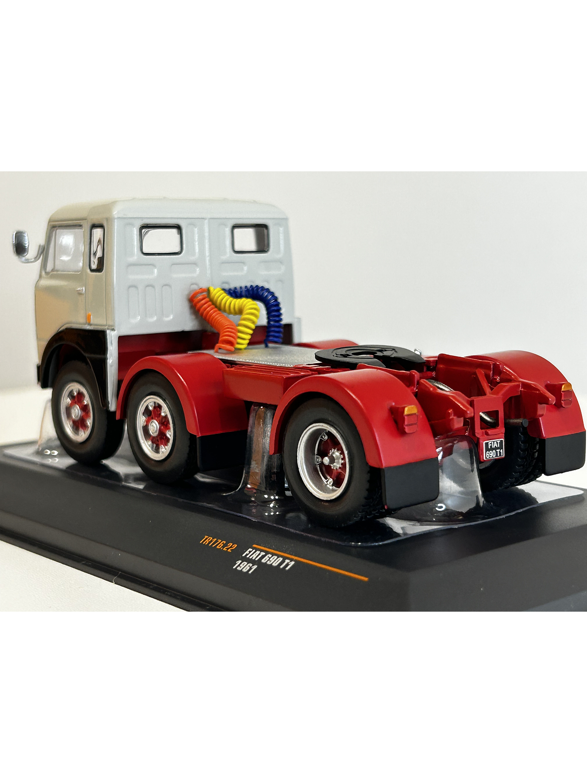 Camión Fiat 690 T1 1961 | IXO Models 1:43 – Clásico europeo de los años 60 6