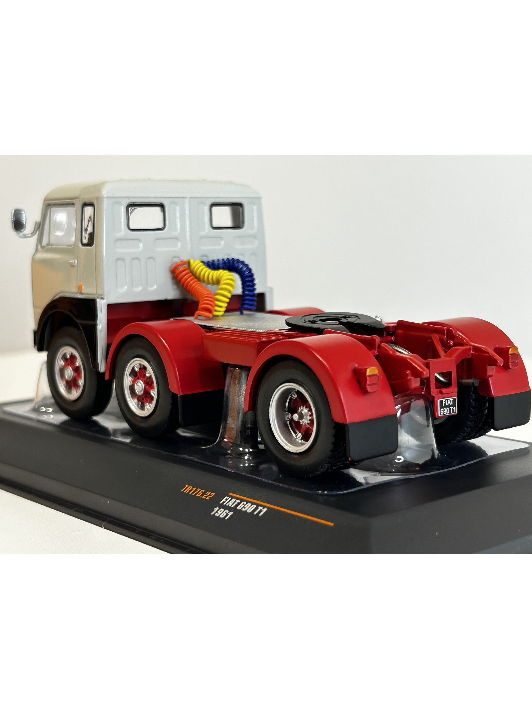 Camión Fiat 690 T1 1961 | IXO Models 1:43 – Clásico europeo de los años 60 6