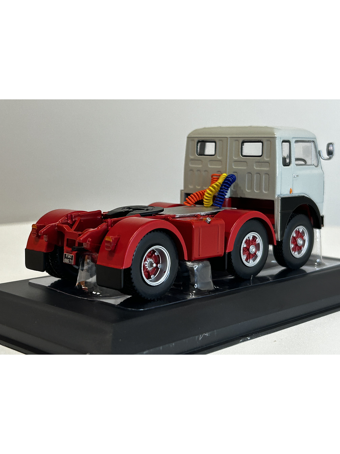 Camión Fiat 690 T1 1961 | IXO Models 1:43 – Clásico europeo de los años 60 5