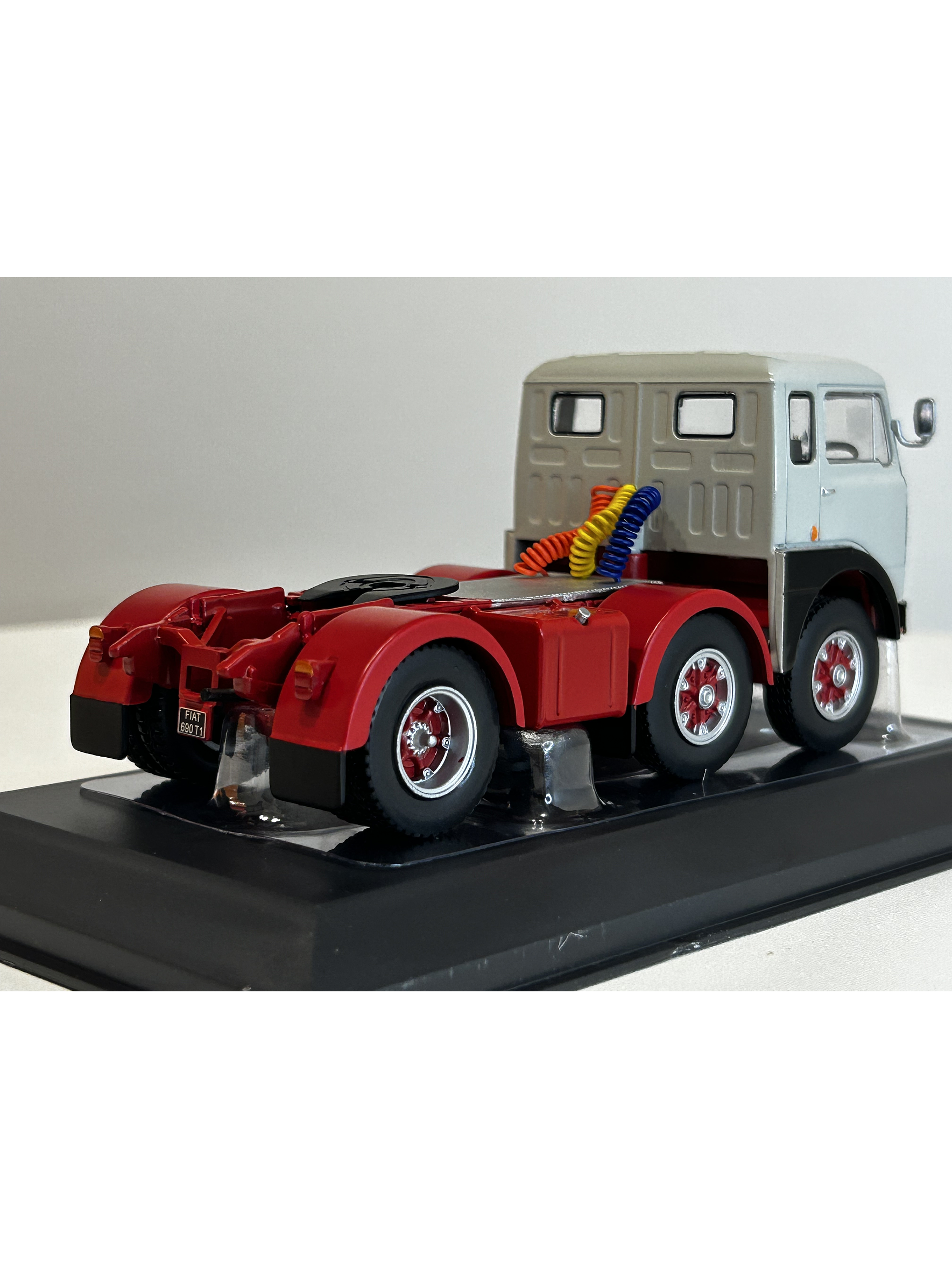 Camión Fiat 690 T1 1961 | IXO Models 1:43 – Clásico europeo de los años 60 5