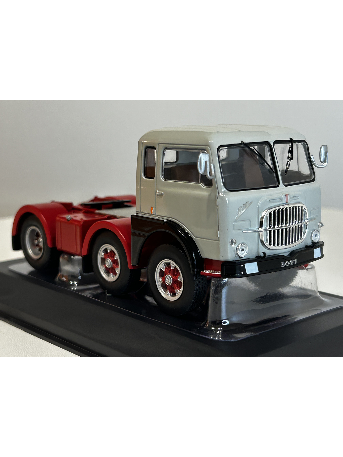 Camión Fiat 690 T1 1961 | IXO Models 1:43 – Clásico europeo de los años 60 3