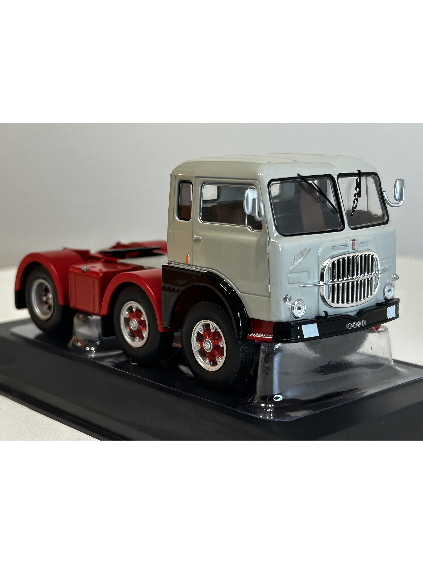 Camión Fiat 690 T1 1961 | IXO Models 1:43 – Clásico europeo de los años 60 3