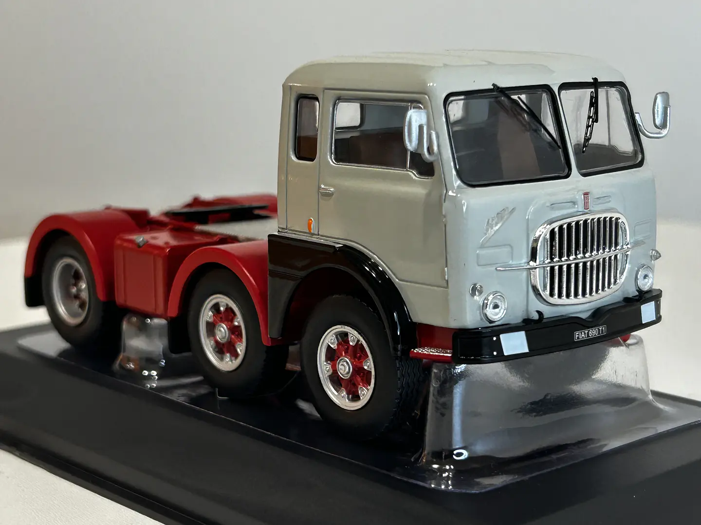 Camión Fiat 690 T1 1961 | IXO 1:43 Coleccionable 3