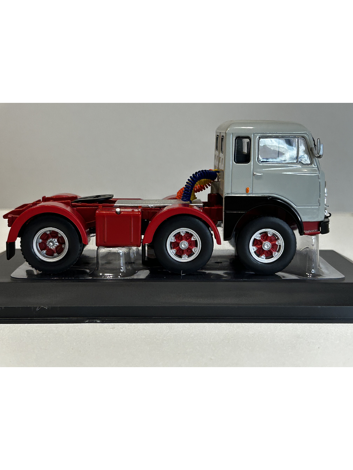 Camión Fiat 690 T1 1961 | IXO Models 1:43 – Clásico europeo de los años 60 4