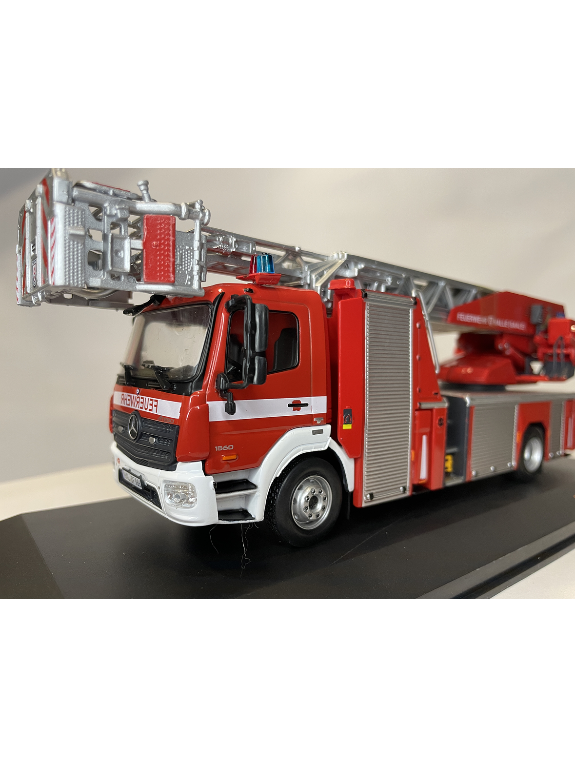 Mercedes-Benz Atego DLK 23/12 Metz – Feuerwehr Halle – IXO Models 1:43 2