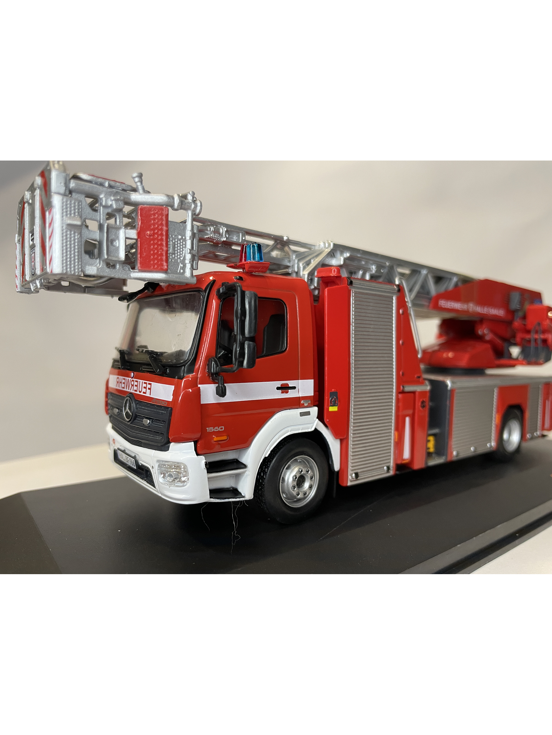 Mercedes-Benz Atego DLK 23/12 Metz – Feuerwehr Halle – IXO Models 1:43 2