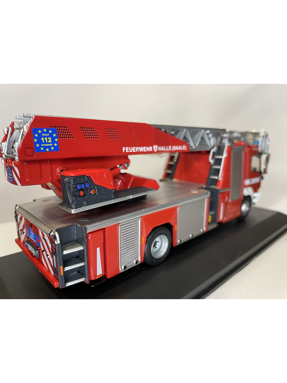 Mercedes-Benz Atego DLK 23/12 Metz – Feuerwehr Halle – IXO Models 1:43 6