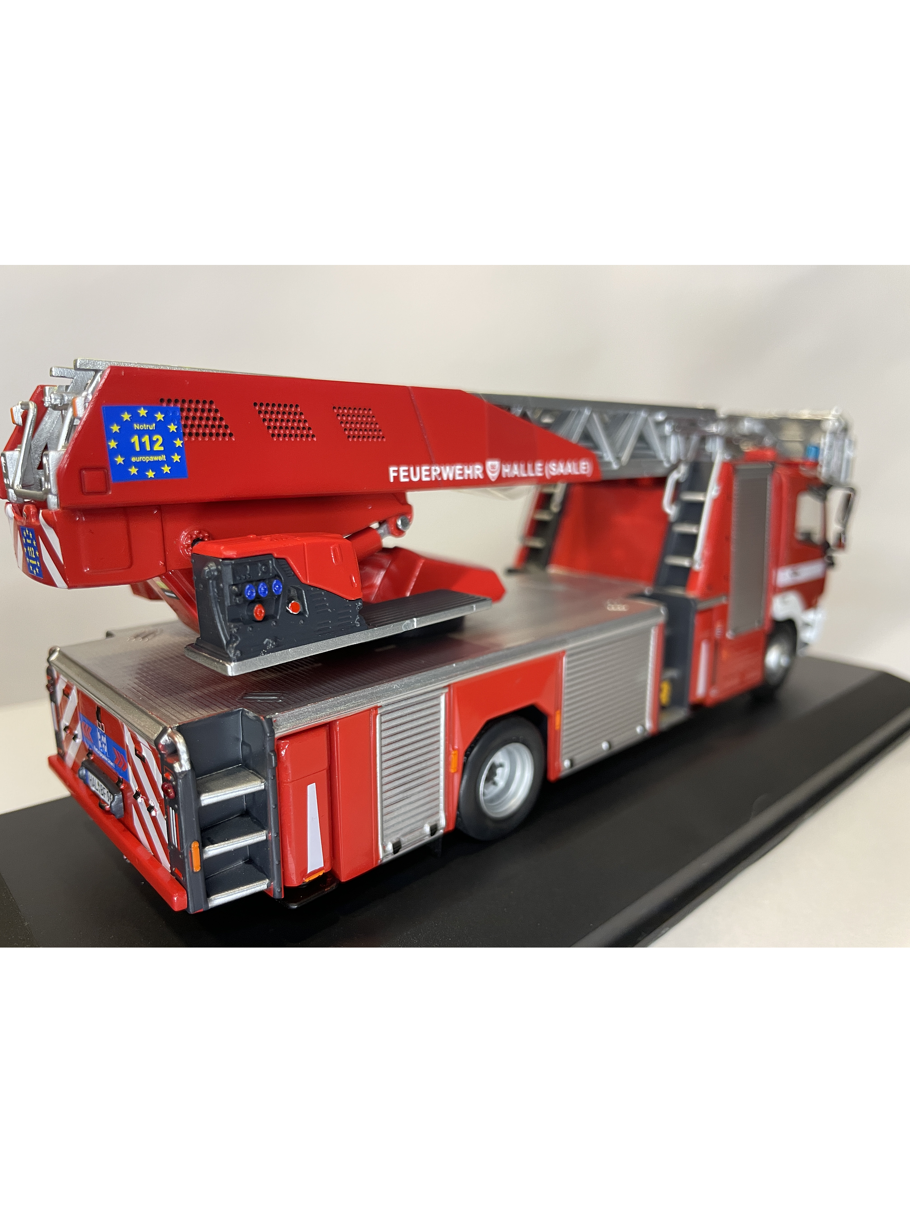 Mercedes-Benz Atego DLK 23/12 Metz – Feuerwehr Halle – IXO Models 1:43 6