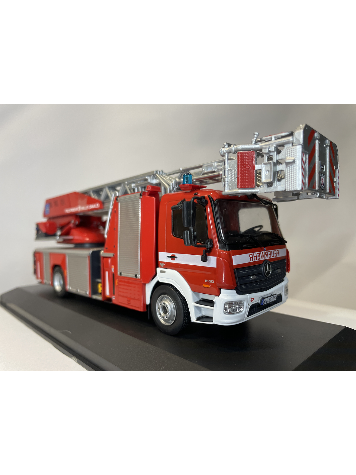 Mercedes-Benz Atego DLK 23/12 Metz – Feuerwehr Halle – IXO Models 1:43 4