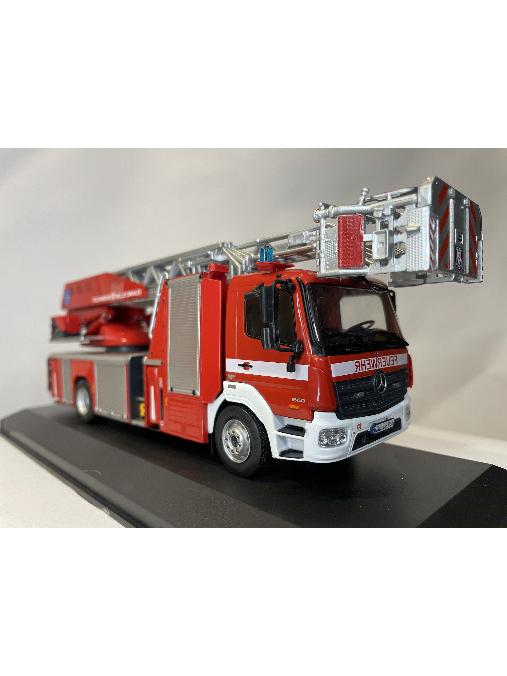 Mercedes-Benz Atego DLK 23/12 Metz – Feuerwehr Halle – IXO Models 1:43 4