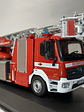 Mercedes-Benz Atego DLK 23/12 Metz – Feuerwehr Halle – IXO Models 1:43 - Miniatura 4