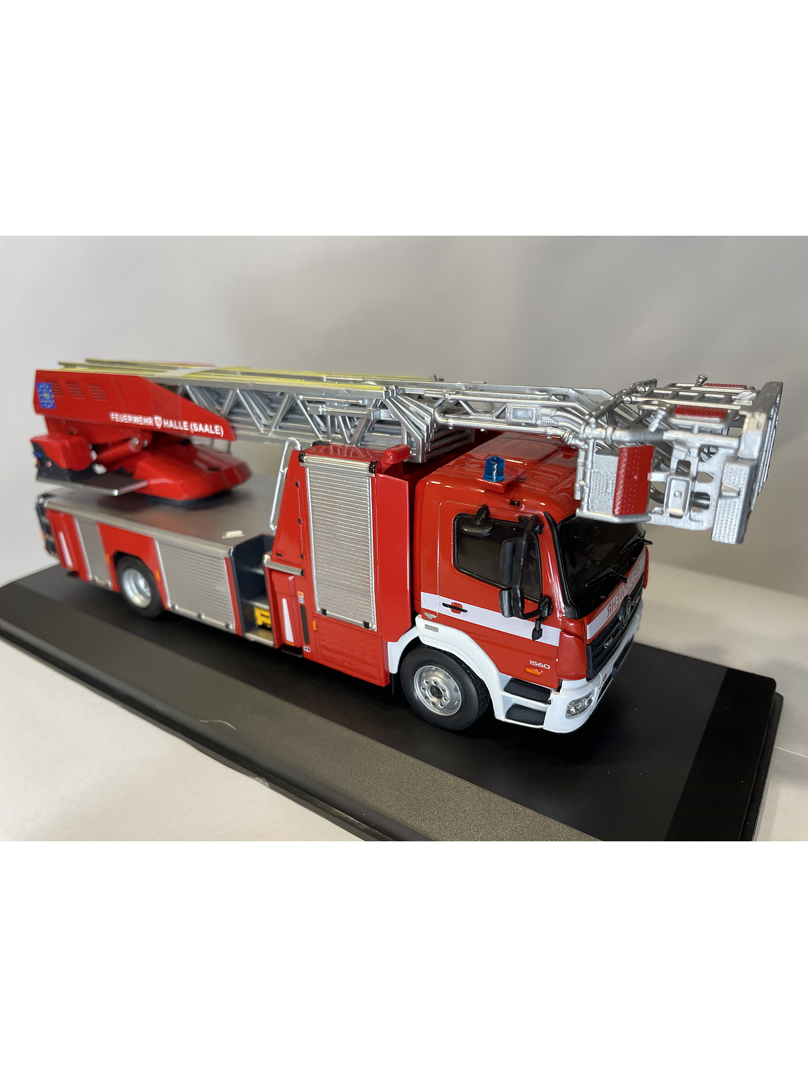 Mercedes-Benz Atego DLK 23/12 Metz – Feuerwehr Halle – IXO Models 1:43 9