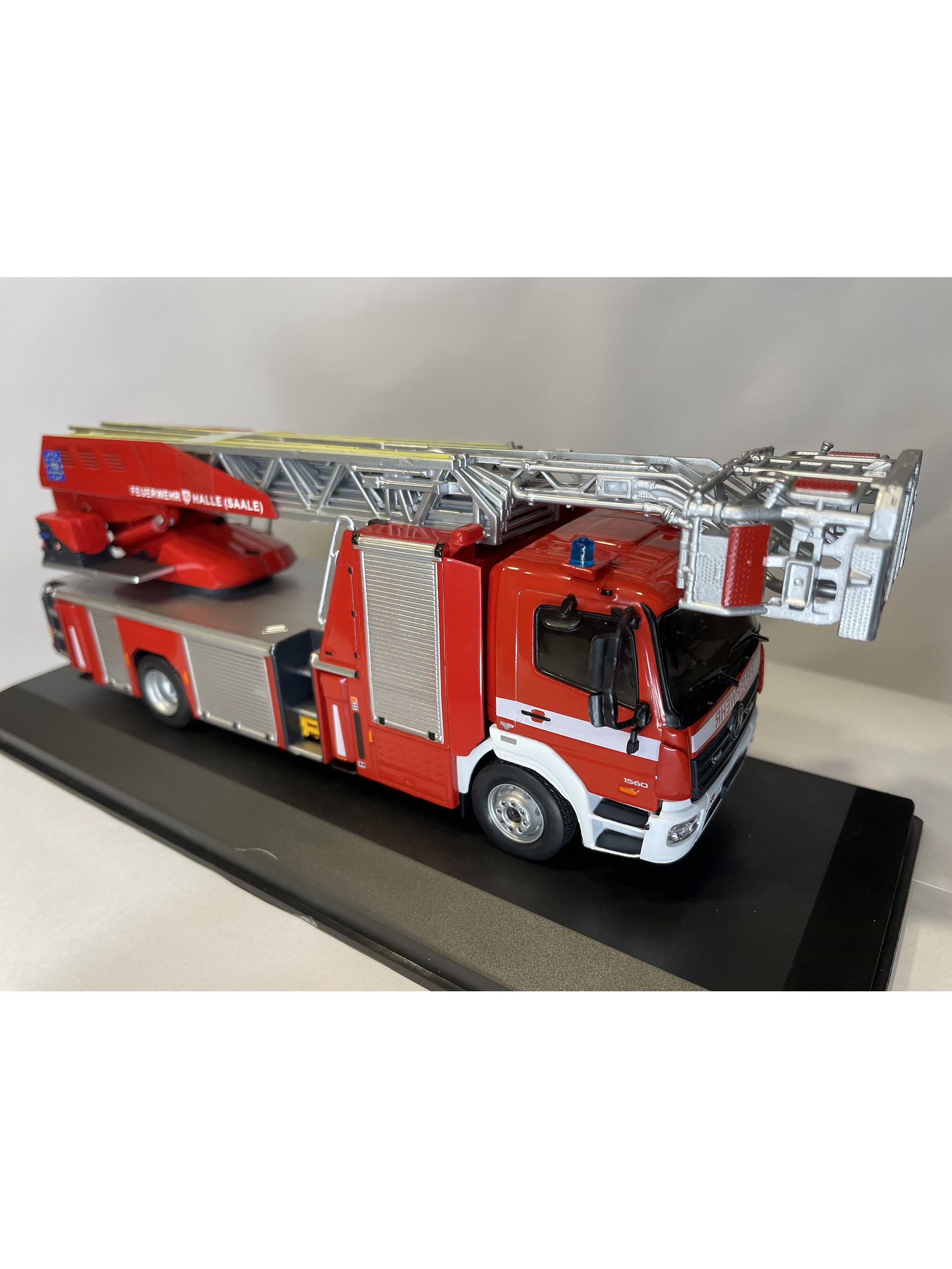 Mercedes-Benz Atego DLK 23/12 Metz – Feuerwehr Halle – IXO Models 1:43 9