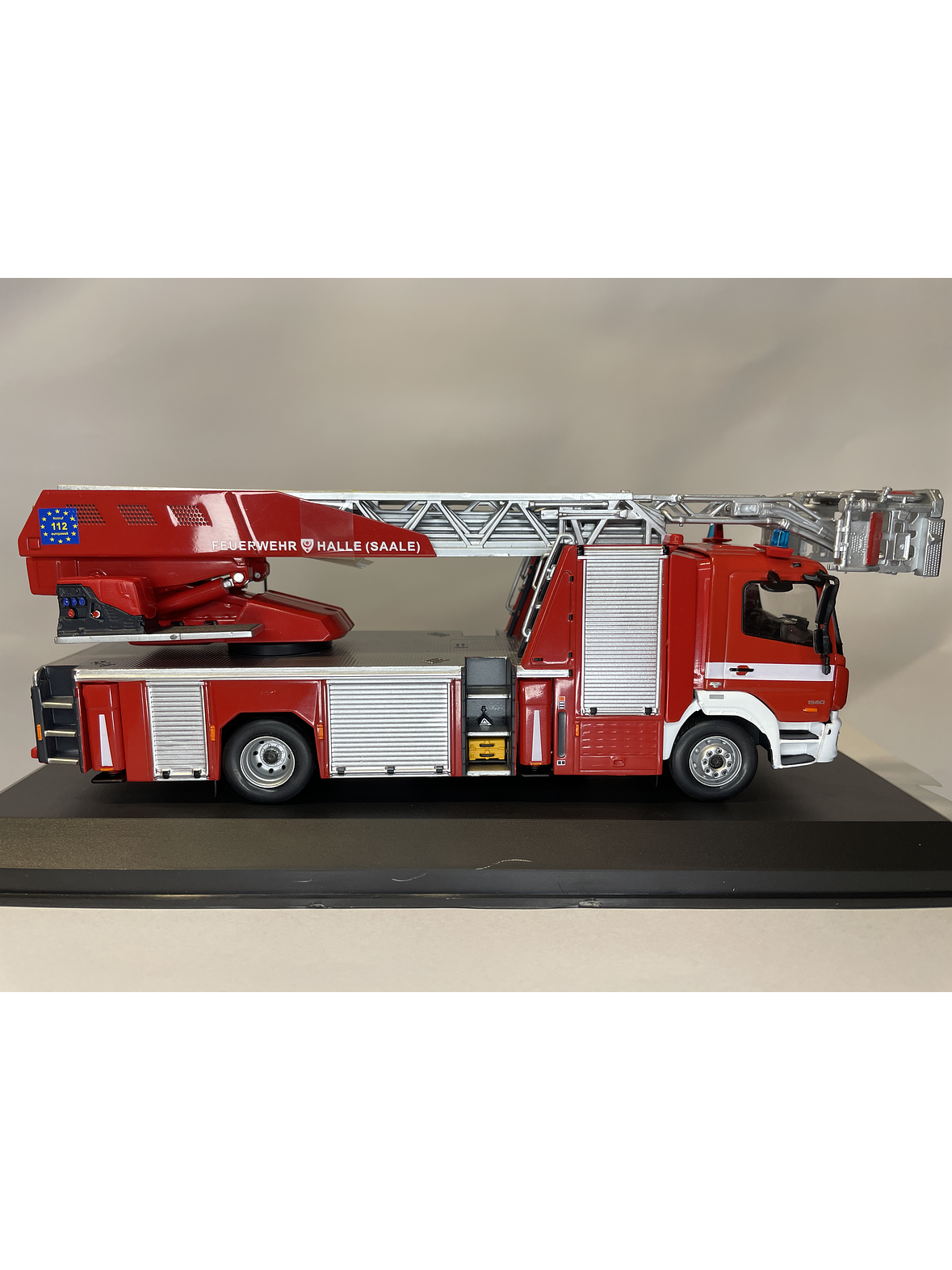 Mercedes-Benz Atego DLK 23/12 Metz – Feuerwehr Halle – IXO Models 1:43 5