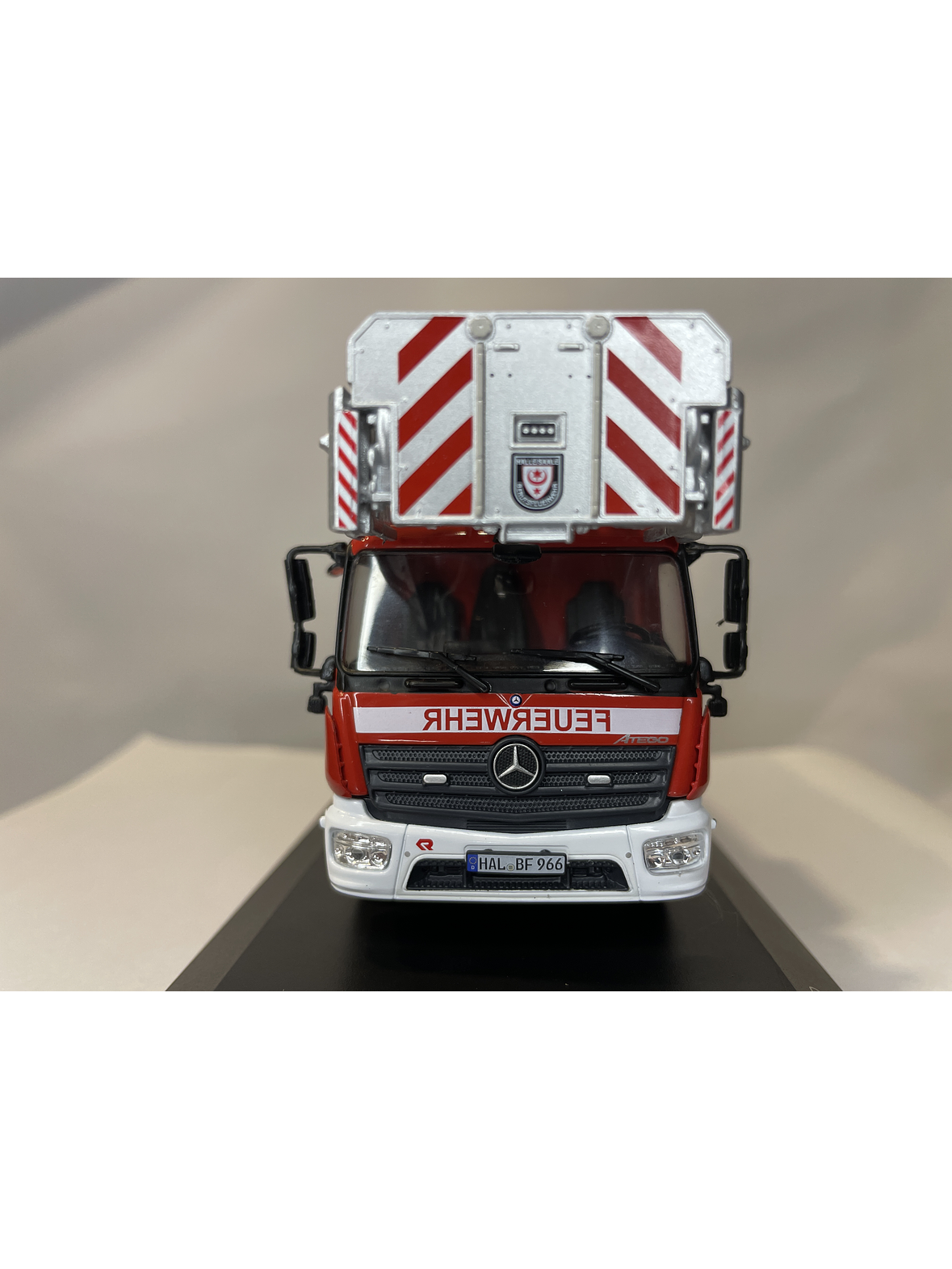 Mercedes-Benz Atego DLK 23/12 Metz – Feuerwehr Halle – IXO Models 1:43 3
