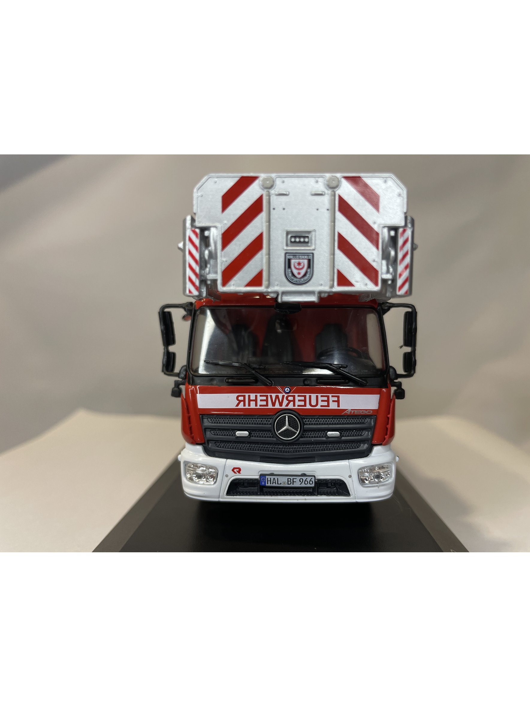 Mercedes-Benz Atego DLK 23/12 Metz – Feuerwehr Halle – IXO Models 1:43 3