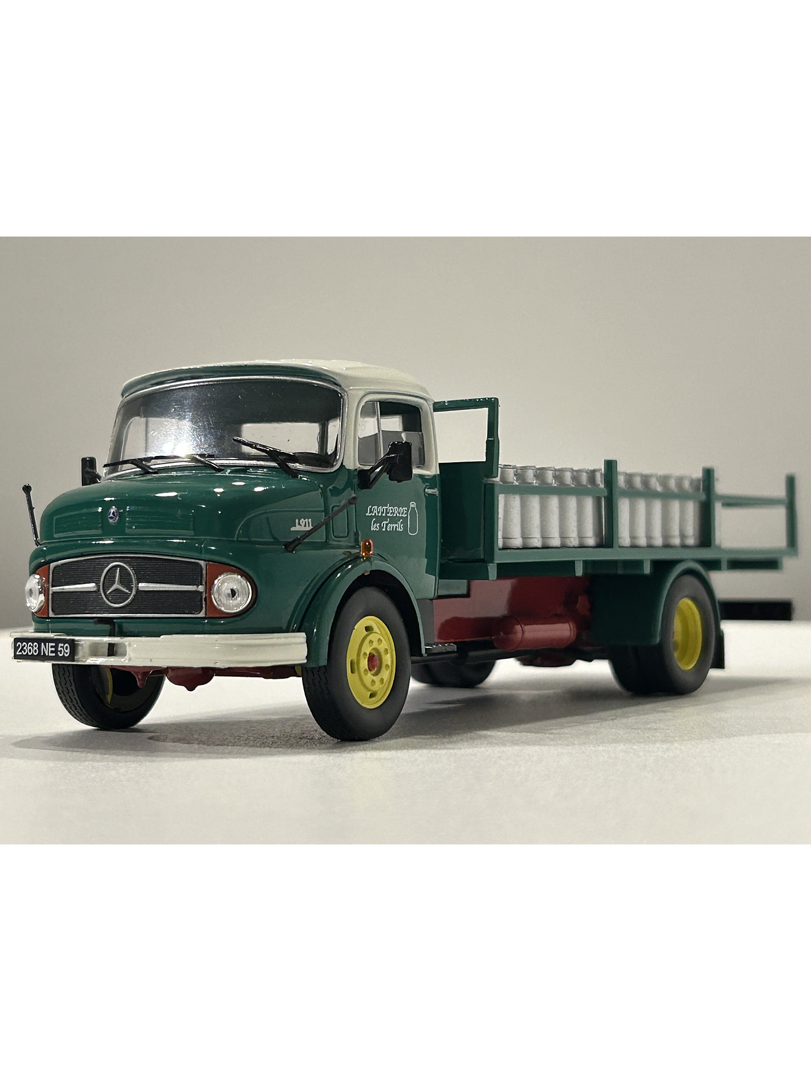 Mercedes-Benz L 1113 Laitier 1968 – Camión Lechero Clásico | IXO Models 1:43 3