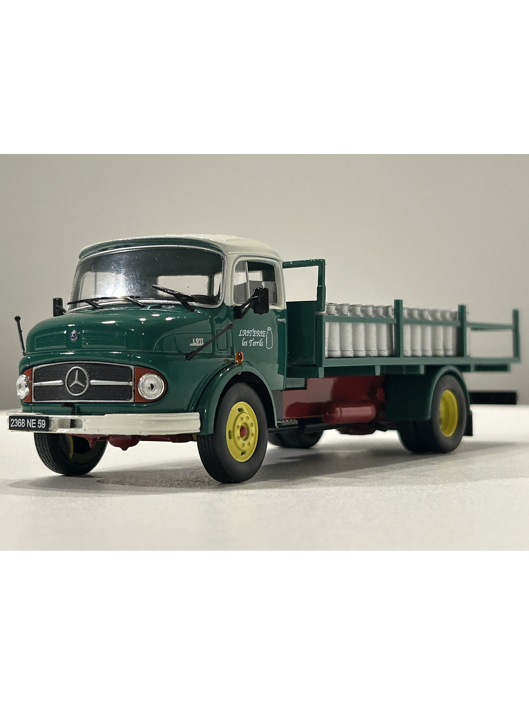 Mercedes-Benz L 1113 Laitier 1968 – Camión Lechero Clásico | IXO Models 1:43 3