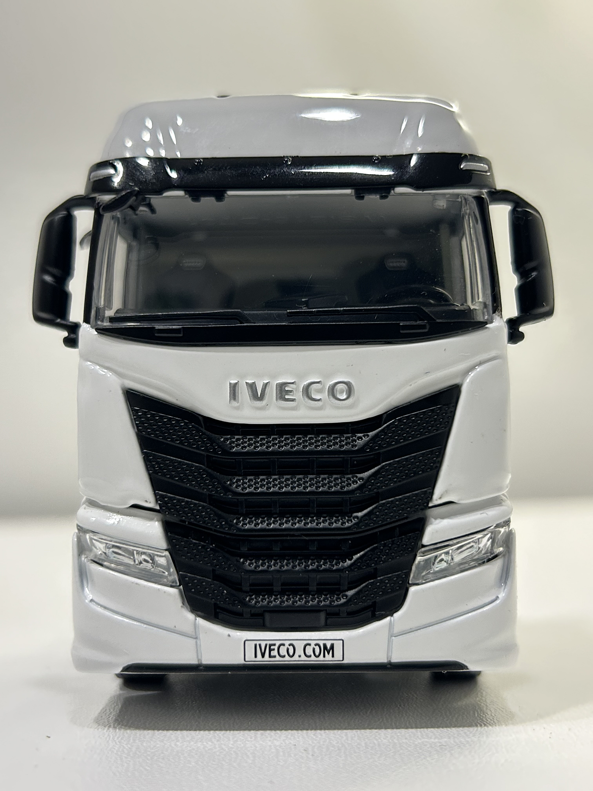 WSI Iveco S-Way AS High 4x2 White Line 1:50 | Transporte moderno a escala 2