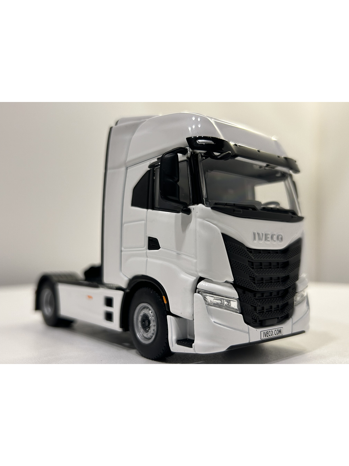 WSI Iveco S-Way AS High 4x2 White Line 1:50 | Transporte moderno a escala 3