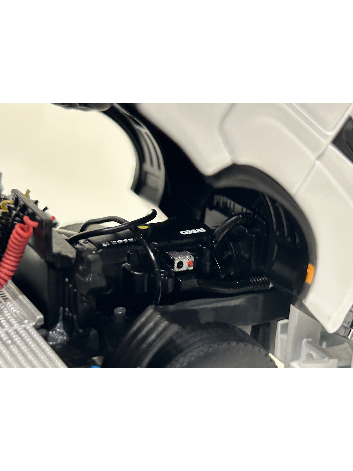 WSI Iveco S-Way AS High 4x2 White Line 1:50 | Transporte moderno a escala 8