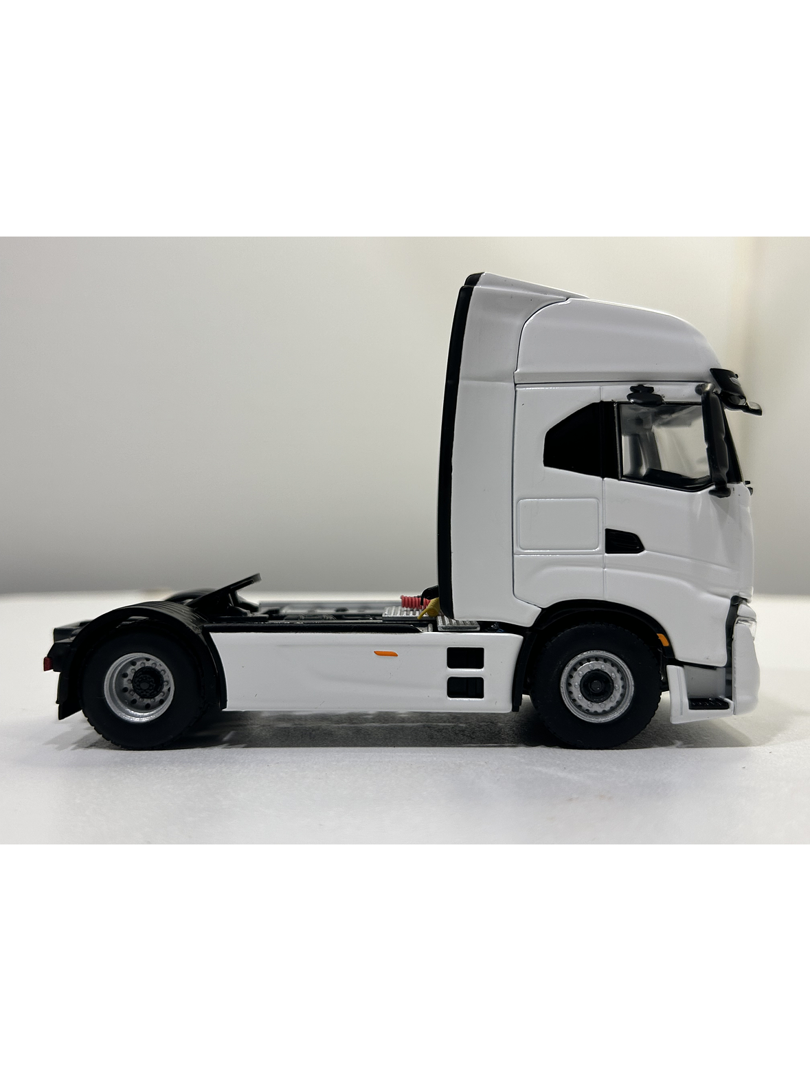 WSI Iveco S-Way AS High 4x2 White Line 1:50 | Transporte moderno a escala 4